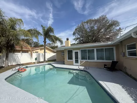 1878 Paradise Ln, Clearwater, FL 33756