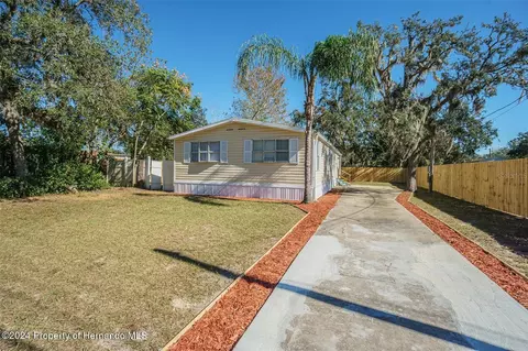 9532 Lake Dr, New Port Richey, FL 34654