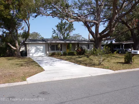 2895 Huntington Dr, Largo, FL 33771