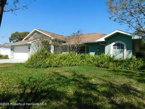 8401 Bay Dr, Spring Hill, FL 34606