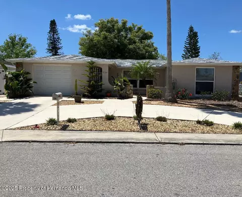 9135 Greenbriar Ln, Port Richey, FL 34668