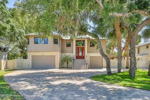 7106 Porpoise St, Weeki Wachee, FL 34607