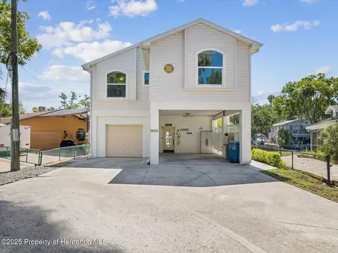 5325 Tuscawilla Ct, Weeki Wachee, FL 34607