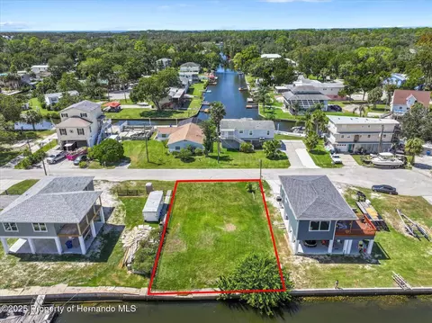 6262 Island Dr, Weeki Wachee, FL 34607