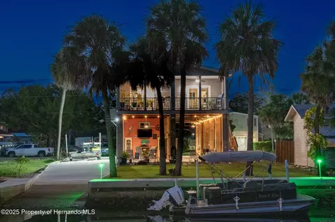 6140 Island Dr, Weeki Wachee, FL 34607