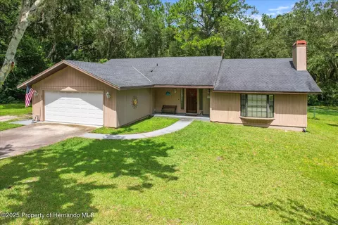 916 Whiteway Dr, Brooksville, FL 34601