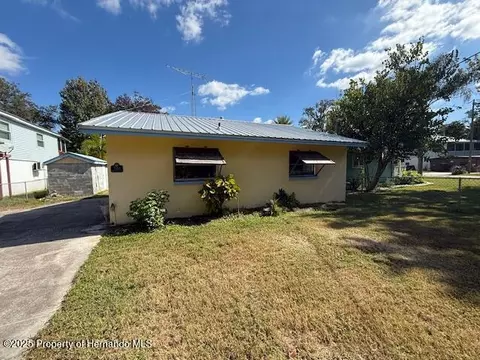7154 Algonquin St, Weeki Wachee, FL 34607