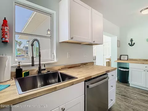 Kitchen - 4984 Cedarbrook Ln, Hernando Beach, FL 34607 photo 5 of 7