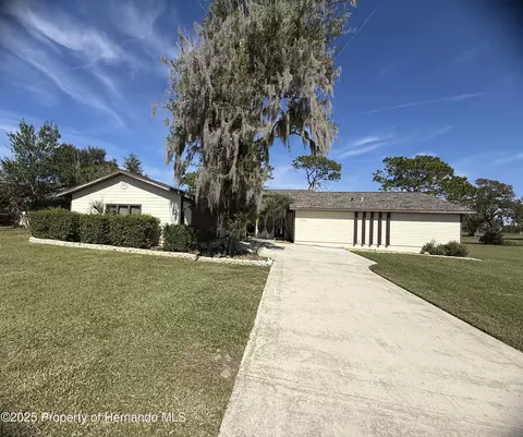 5544 Fairway Dr, Dade City, FL 33523
