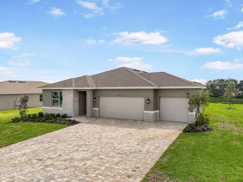 9156 Players Dr, Weeki Wachee, FL 34613
