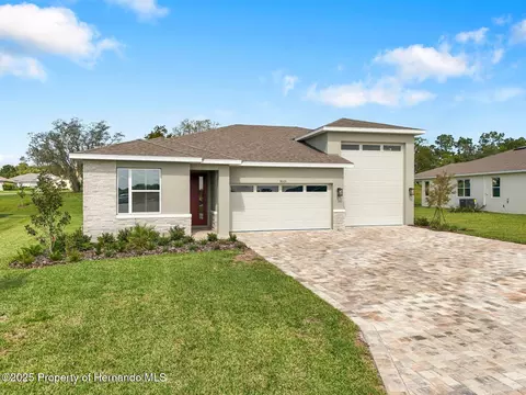 9005 Players Dr, Weeki Wachee, FL 34613