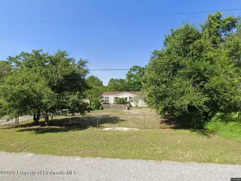 10050 Lake Dr, Weeki Wachee, FL 34613