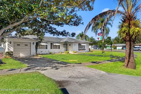 7222 Holiday Dr, Spring Hill, FL 34606