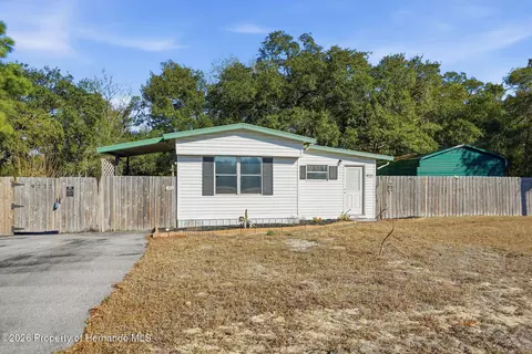 9727 Lake Dr, Weeki Wachee, FL 34613
