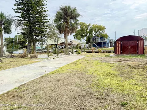 6818 Gull Ln, Hudson, FL 34667