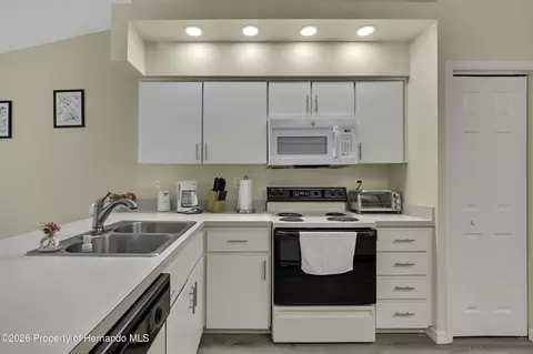 Kitchen - 7274 Aloe Dr, Spring Hill, FL 34607 photo 4 of 5