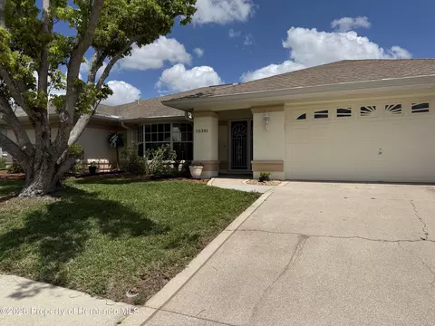 Exterior - 10381 Sandtrap Dr, Spring Hill, FL 34608 photo 2 of 11
