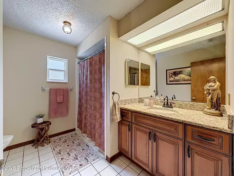 Bath - 7111 Ricker Ave, Webster, FL 33597 photo 2 of 3