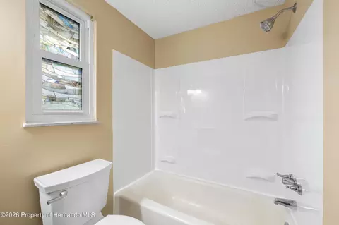 Bath - 3608 Casaba Loop, Valrico, FL 33596 photo 2 of 4