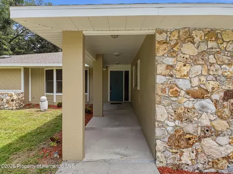 Exterior - 162 W Massachusetts St, Hernando, FL 34442 photo 3 of 10