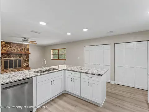 Kitchen - 162 W Massachusetts St, Hernando, FL 34442 photo 7 of 10
