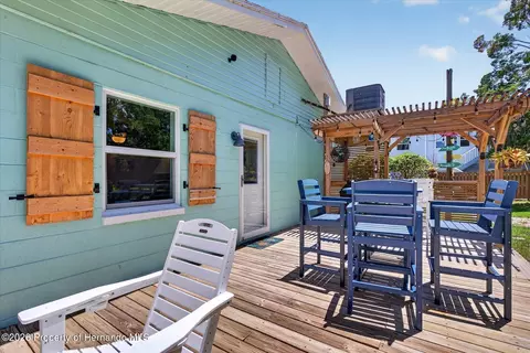 Exterior - 6086 Island Dr, Weeki Wachee, FL 34607 photo 5 of 16