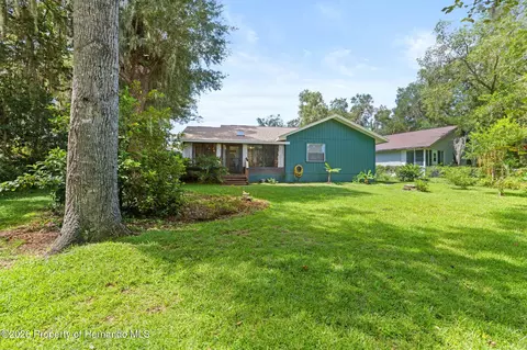 Exterior - 406 E Circlewood St, Inverness, FL 34452 photo 3 of 11