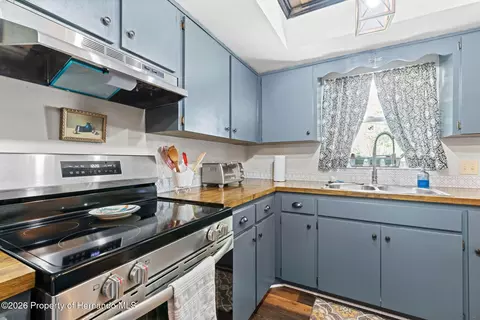 Kitchen - 406 E Circlewood St, Inverness, FL 34452 photo 3 of 4