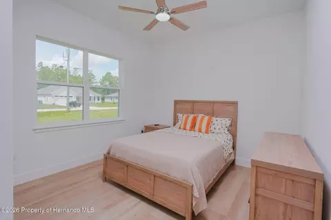 Bedroom - 17460 Macassar Rd, Weeki Wachee, FL 34614 photo 4 of 8