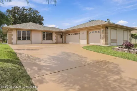 Exterior - 10404 Sandtrap Dr, Spring Hill, FL 34608 photo 2 of 9