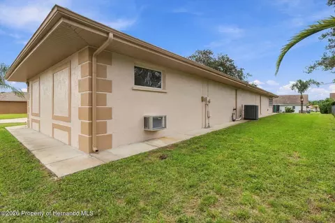 Exterior - 10404 Sandtrap Dr, Spring Hill, FL 34608 photo 8 of 9