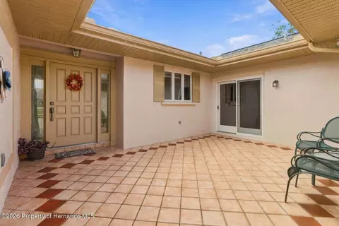 Exterior - 10404 Sandtrap Dr, Spring Hill, FL 34608 photo 4 of 9