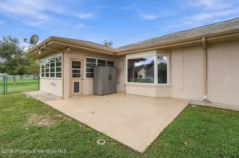 Exterior - 10404 Sandtrap Dr, Spring Hill, FL 34608 photo 7 of 9
