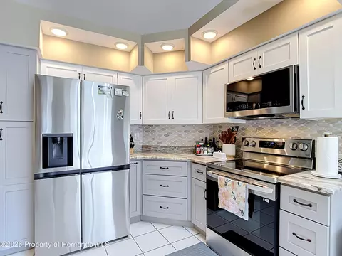 Kitchen - 1051 Hook Dr, Spring Hill, FL 34608 photo 5 of 10