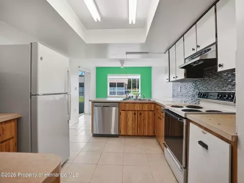 Kitchen - 9624 Horizon Dr, Spring Hill, FL 34608 photo 4 of 5