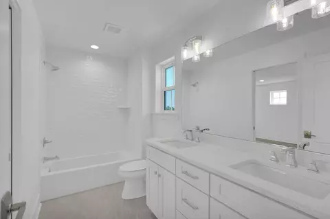 Bath - 13 13th Ln, Saint Augustine, FL 32080 photo 8 of 10