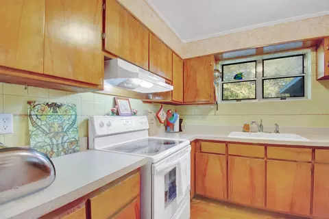 Kitchen - 203 Spring St, Saint Augustine, FL 32084 photo 1 of 4