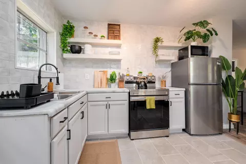 Kitchen - 2535 Hydrangea St, Saint Augustine, FL 32080 photo 2 of 5