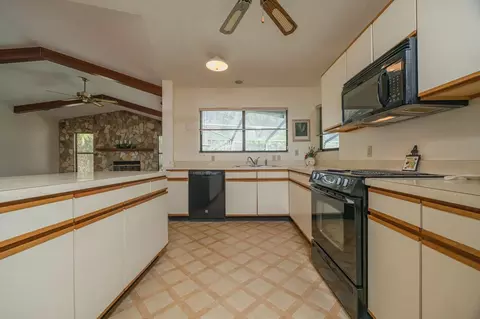 Kitchen - 702 Belden Ct, Saint Augustine, FL 32086 photo 4 of 7