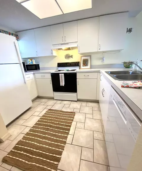 Kitchen - 4250 A1a S UNIT L-35, Saint Augustine, FL 32080 photo 3 of 4