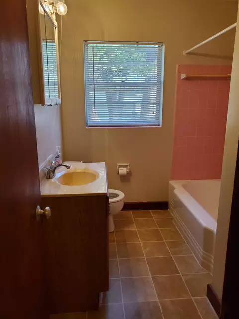 Bath - 70 Coquina Ave, Saint Augustine, FL 32080 photo 2 of 3