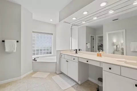 Bath - 925 Spring Lake Ct, Saint Augustine, FL 32080 photo 3 of 5