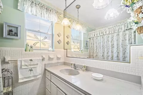 Bath - 29 Sunrise Ave, Ormond Beach, FL 32176 photo 3 of 7