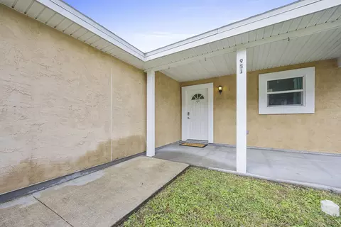 Exterior - 951 N Orange St, Saint Augustine, FL 32084 photo 2 of 9