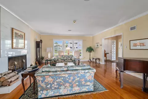 Living - 27 Dolphin Dr, Saint Augustine, FL 32080 photo 2 of 10