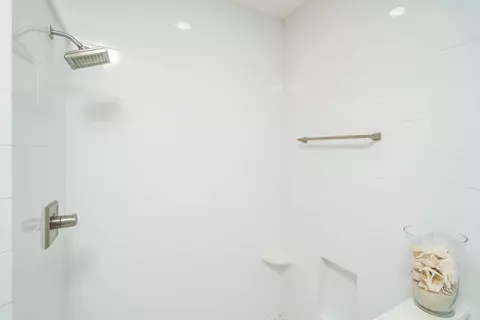 Bath - 526 Lakeway Dr, Saint Augustine, FL 32080 photo 4 of 6