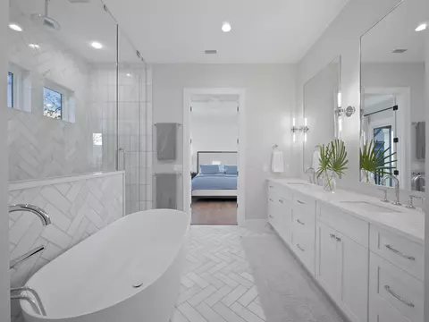 Bath - 4021 Myrtle St, Saint Augustine, FL 32084 photo 2 of 6