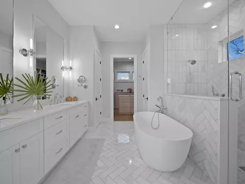Bath - 4021 Myrtle St, Saint Augustine, FL 32084 photo 3 of 6