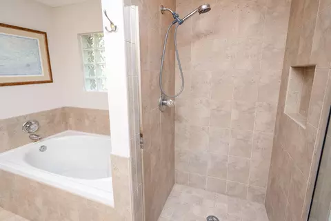 Bath - 112 Hercules Rd, Saint Augustine, FL 32086 photo 2 of 5