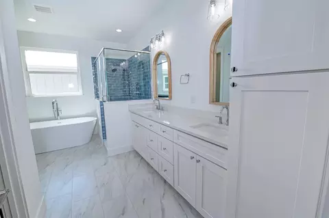 Bath - 410 D St, Saint Augustine, FL 32080 photo 2 of 5
